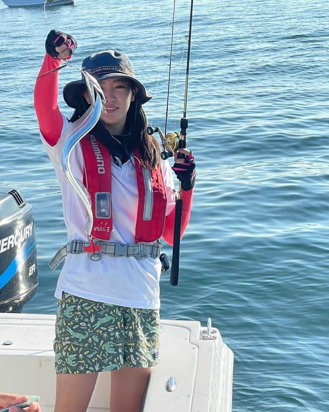 矢野由希子さんのインスタグラム写真 - (矢野由希子Instagram)「朝の3時間だけタチウオ釣りをしたよ。 今回はプライベート釣行だよ。 ジグで釣れたよ。 お隣の方はテンヤで釣れていたよ。 そしてお家でタチウオを初めて捌いたよ。  とっても充実した午前様だったよ。  #タチウオ #太刀魚 #タチウオジギング #釣り #🎣」8月4日 19時31分 - yanoyukiko_