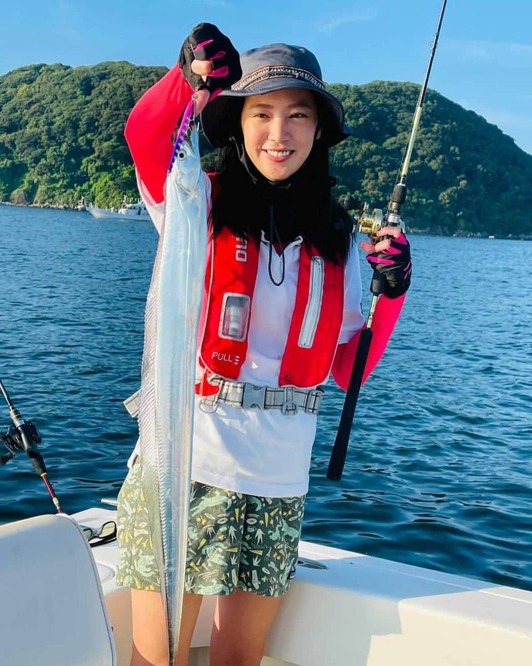 矢野由希子のインスタグラム：「朝の3時間だけタチウオ釣りをしたよ。 今回はプライベート釣行だよ。 ジグで釣れたよ。 お隣の方はテンヤで釣れていたよ。 そしてお家でタチウオを初めて捌いたよ。  とっても充実した午前様だったよ。  #タチウオ #太刀魚 #タチウオジギング #釣り #🎣」
