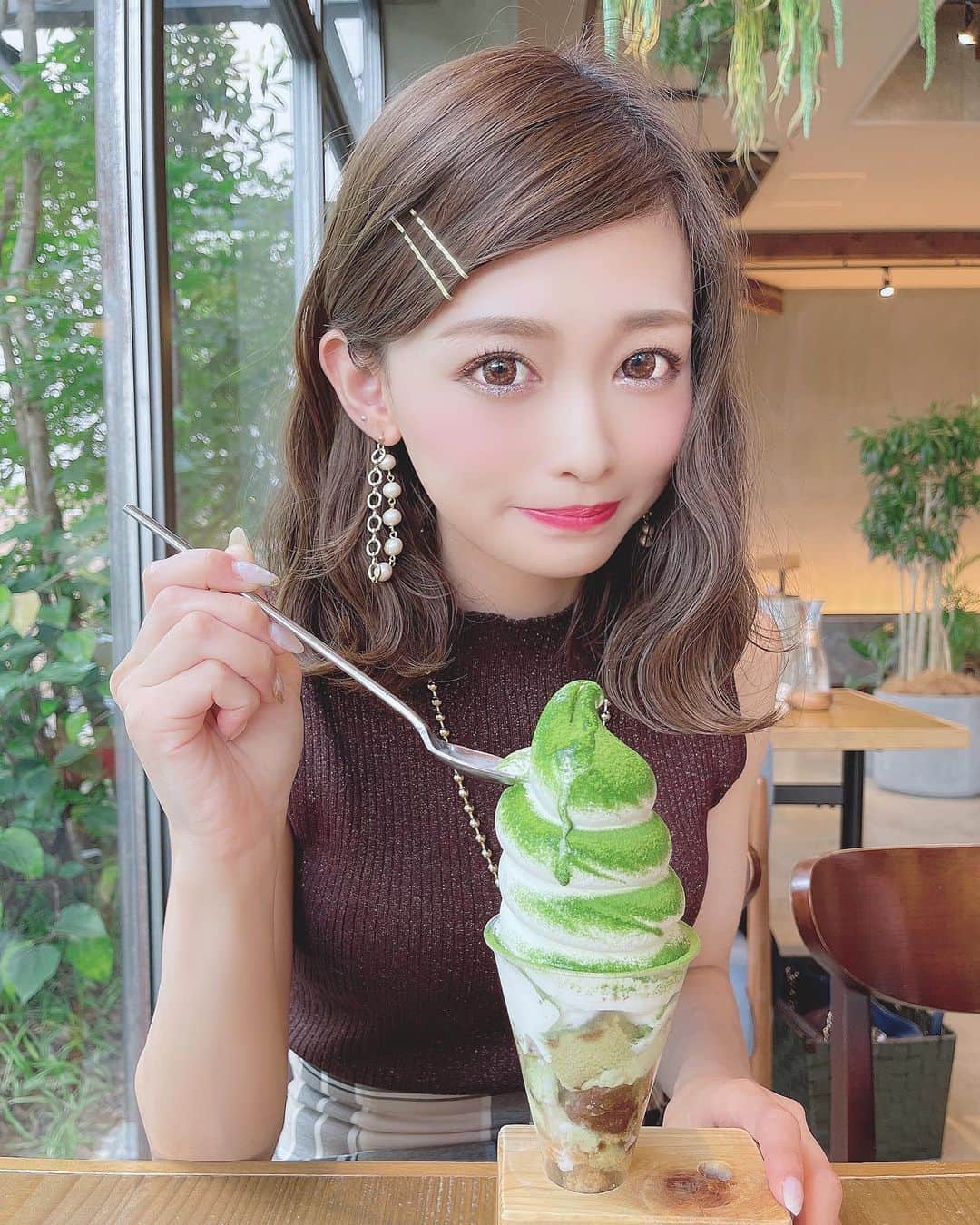 りなてぃさんのインスタグラム写真 - (りなてぃInstagram)「⁡ ⁡ ⁡ ⁡ いっぱい撮ってくれたから いっぱい載せちゃうーー🙊🤍 ⁡ ⁡ みなさん、mini POUCH たくさんのご購入ありがとうございます🙇🏻‍♂️ ⁡ 再販もあるかと思いますので 今回買えなかった方はぜひ インスタチェックしててくださいっ♥ ⁡ ⁡ この間、どうしてもアイスが食べたくて ぶぅーーんと。🚘♥ 抹茶ティラミスめっちゃ美味しかった！！！ ⁡ でもシリアルが入ってるアイスが やっぱり1番すき🙊← ⁡ ⁡ この日のコーデはまた別の投稿で載せるね！ ⁡ ⁡ @merue_official @merue_staff #merue #メルエ #カラコン #ootd #outfit #coordinate #fashion #コスメ好き  #自まつ毛メイク #りなてぃー ⁡ ⁡ ⁡ ⁡」8月4日 19時41分 - rinatea_25