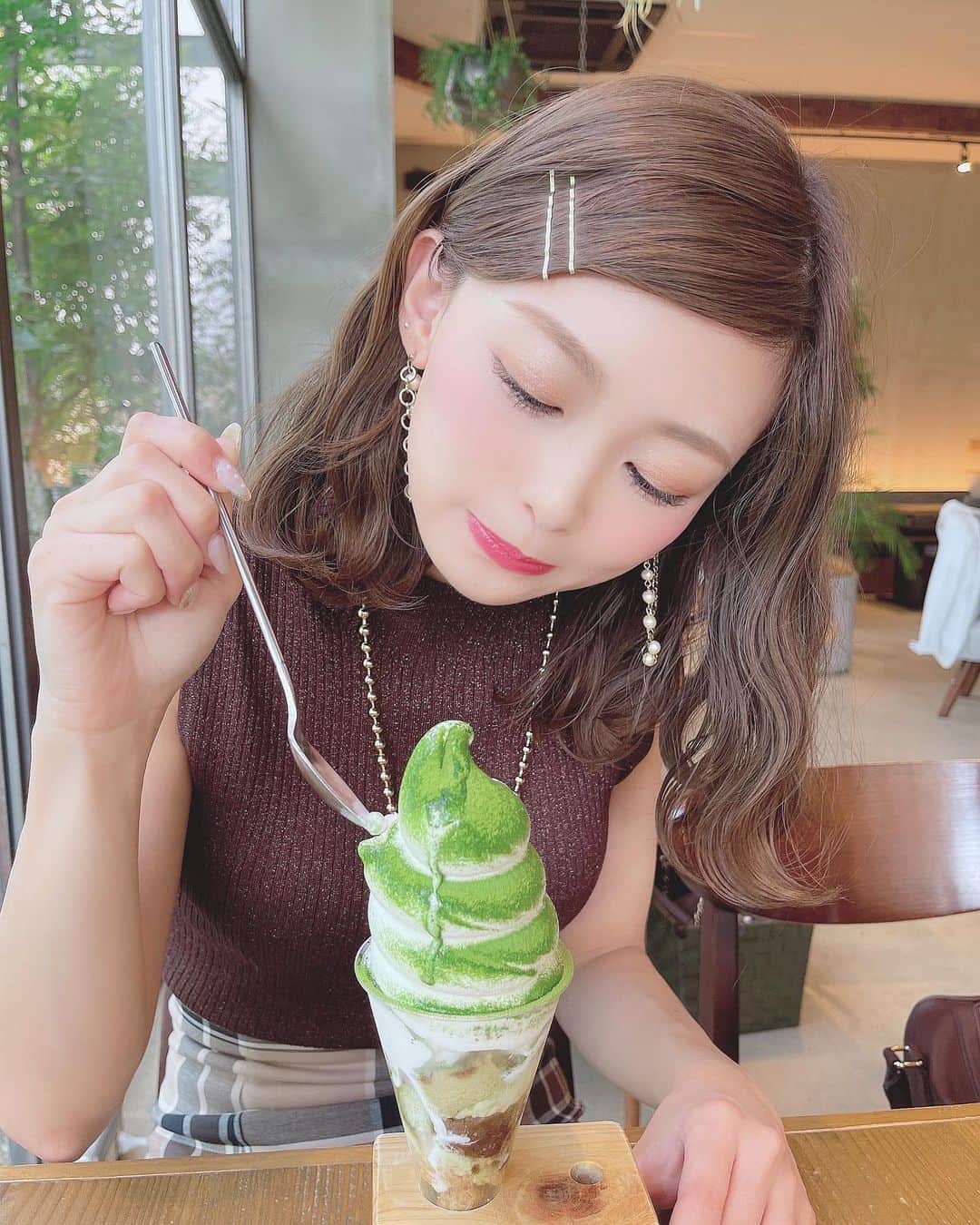 りなてぃさんのインスタグラム写真 - (りなてぃInstagram)「⁡ ⁡ ⁡ ⁡ いっぱい撮ってくれたから いっぱい載せちゃうーー🙊🤍 ⁡ ⁡ みなさん、mini POUCH たくさんのご購入ありがとうございます🙇🏻‍♂️ ⁡ 再販もあるかと思いますので 今回買えなかった方はぜひ インスタチェックしててくださいっ♥ ⁡ ⁡ この間、どうしてもアイスが食べたくて ぶぅーーんと。🚘♥ 抹茶ティラミスめっちゃ美味しかった！！！ ⁡ でもシリアルが入ってるアイスが やっぱり1番すき🙊← ⁡ ⁡ この日のコーデはまた別の投稿で載せるね！ ⁡ ⁡ @merue_official @merue_staff #merue #メルエ #カラコン #ootd #outfit #coordinate #fashion #コスメ好き  #自まつ毛メイク #りなてぃー ⁡ ⁡ ⁡ ⁡」8月4日 19時41分 - rinatea_25