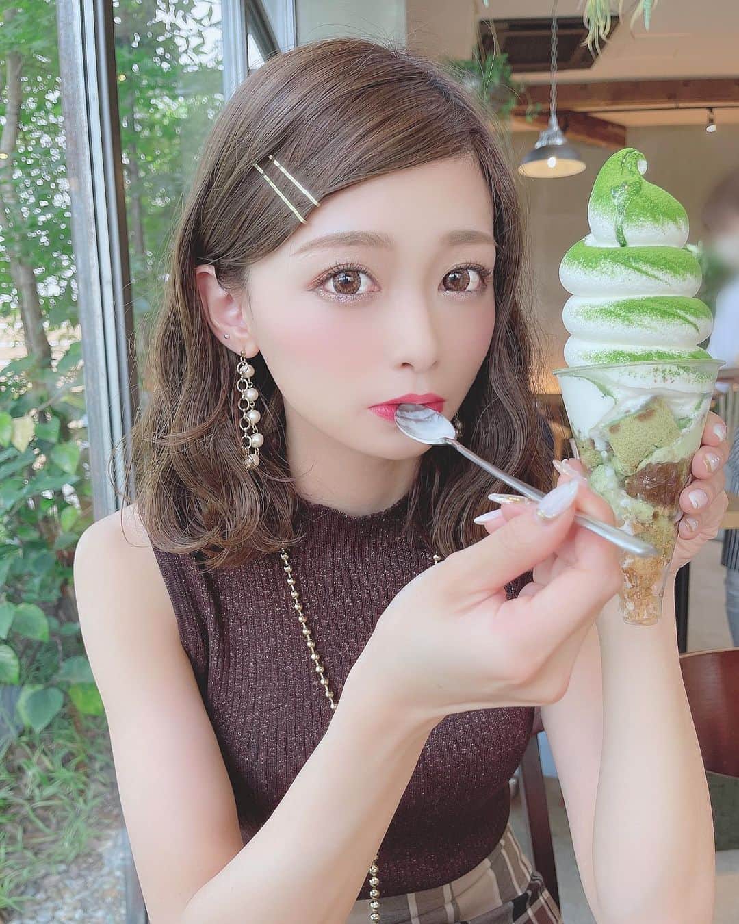 りなてぃさんのインスタグラム写真 - (りなてぃInstagram)「⁡ ⁡ ⁡ ⁡ いっぱい撮ってくれたから いっぱい載せちゃうーー🙊🤍 ⁡ ⁡ みなさん、mini POUCH たくさんのご購入ありがとうございます🙇🏻‍♂️ ⁡ 再販もあるかと思いますので 今回買えなかった方はぜひ インスタチェックしててくださいっ♥ ⁡ ⁡ この間、どうしてもアイスが食べたくて ぶぅーーんと。🚘♥ 抹茶ティラミスめっちゃ美味しかった！！！ ⁡ でもシリアルが入ってるアイスが やっぱり1番すき🙊← ⁡ ⁡ この日のコーデはまた別の投稿で載せるね！ ⁡ ⁡ @merue_official @merue_staff #merue #メルエ #カラコン #ootd #outfit #coordinate #fashion #コスメ好き  #自まつ毛メイク #りなてぃー ⁡ ⁡ ⁡ ⁡」8月4日 19時41分 - rinatea_25