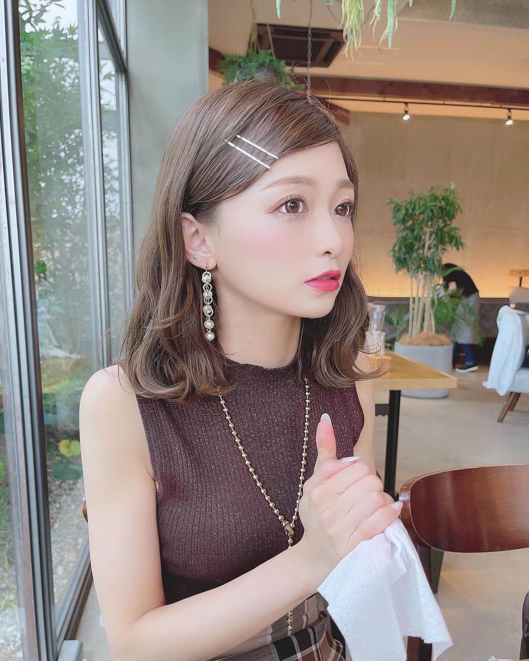 りなてぃさんのインスタグラム写真 - (りなてぃInstagram)「⁡ ⁡ ⁡ ⁡ いっぱい撮ってくれたから いっぱい載せちゃうーー🙊🤍 ⁡ ⁡ みなさん、mini POUCH たくさんのご購入ありがとうございます🙇🏻‍♂️ ⁡ 再販もあるかと思いますので 今回買えなかった方はぜひ インスタチェックしててくださいっ♥ ⁡ ⁡ この間、どうしてもアイスが食べたくて ぶぅーーんと。🚘♥ 抹茶ティラミスめっちゃ美味しかった！！！ ⁡ でもシリアルが入ってるアイスが やっぱり1番すき🙊← ⁡ ⁡ この日のコーデはまた別の投稿で載せるね！ ⁡ ⁡ @merue_official @merue_staff #merue #メルエ #カラコン #ootd #outfit #coordinate #fashion #コスメ好き  #自まつ毛メイク #りなてぃー ⁡ ⁡ ⁡ ⁡」8月4日 19時41分 - rinatea_25