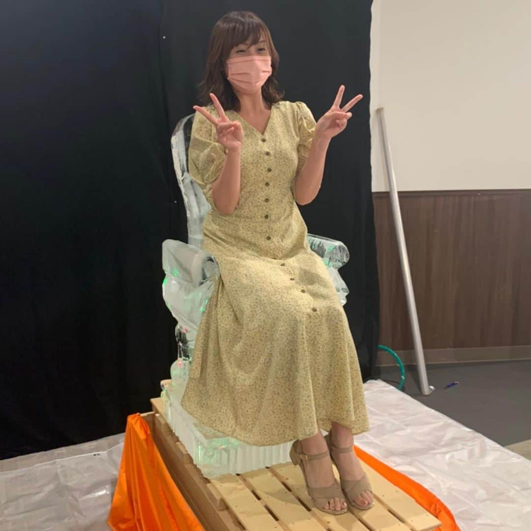 南條早紀さんのインスタグラム写真 - (南條早紀Instagram)「【氷のイス🧊👑】  きょうも本当に暑かったですね〜🔥 きのうの夜も寝苦しくて、 今朝も暑さで目が覚めました🥱  さて、写真は 先日、ショッピングモールに 設置されていた氷のイス‼️  なんと本当に座れるんですよ〜！ 　 おしりの下には透明のシートを敷いているので 服は濡れません✌️  でも、座ると体温でじわじわ〜っと 氷が溶けるような感覚がありました😳！  おしりがこんなに冷たいなんて！ と、 驚くも（※2枚目の顔参照笑） ひんやり気持ちよかったです🍑✨  ちびっ子たちに混じって 座らせてもらえて嬉しかったです😆  きょうみたいな暑い日に、 まさに座りたくなっちゃいますね☺️✨  あすもこの暑さ続くみたいですので、 熱中症対策万全に、乗り越えましょうね！  #富山県 #高岡市 #高岡 #富山 #氷 #氷彫刻 #氷の椅子 #ひんやり #高岡冷蔵 #イオンモール高岡 #涼しい #涼しい場所 #冷たい #🧊 #アナウンサー #南條早紀 #なんじょうのにちじょう」8月4日 19時43分 - nanjo_saki