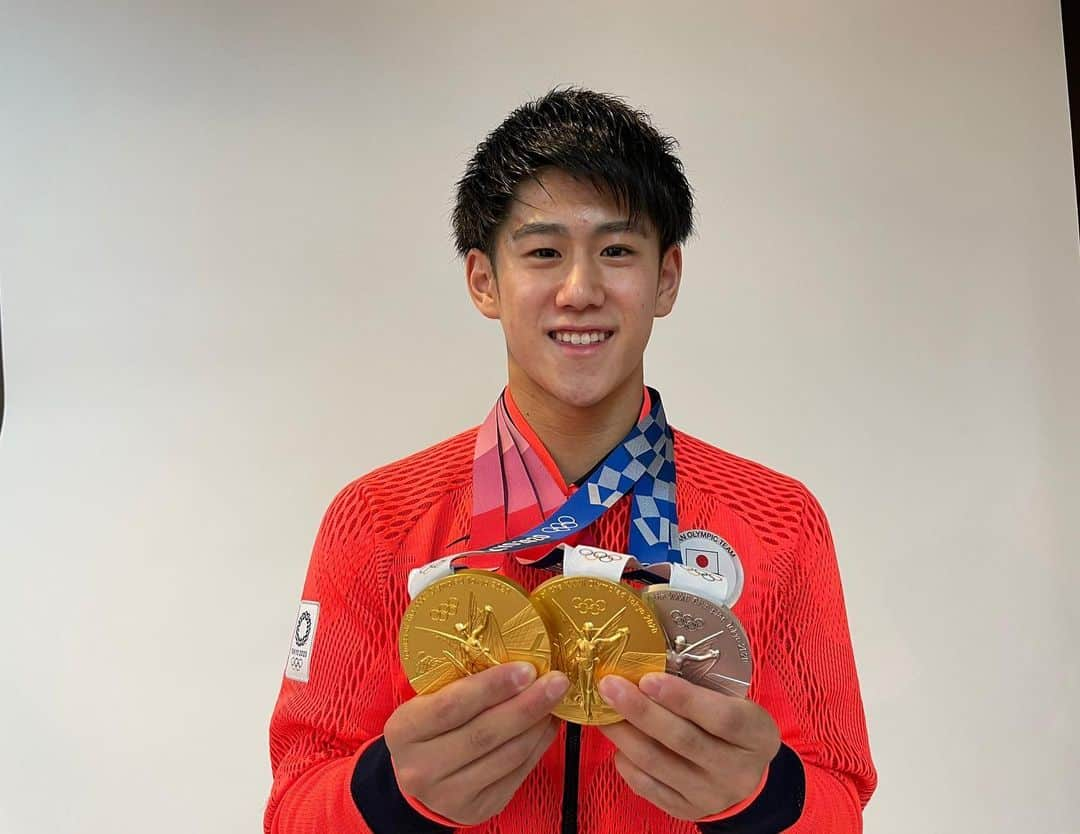 橋本大輝さんのインスタグラム写真 - (橋本大輝Instagram)「初めてのオリンピックが昨日で終わり今日選手村を離村しました。 オリンピックという舞台で18演技ミスなく終わることができ、悔いの残らない内容でした。正直団体で金メダルを獲得したかったですが、それはパリまでお預けだなと感じました。今大会で「感動した」「かっこよかった」などのメッセージをいただき、多くの人に応援されていることを感じました！ 　5年前テレビでリオオリンピックを観戦し、いつか出たいと思う夢のような舞台でした。この5年間は誰よりも練習して、誰にも負けたくないと思って過ごしてきました。ここまでくることができたのは家族をはじめ、携わった方々多くの先生方のお陰です。さらには2年前世界選手権でロシアと中国に敗れ、3位と悔しい結果でした。その現実が私だけにとどまらず、日本の体操を強くしてくれた要因でもあると思います。 　これからの目標ですが、団体と個人の両方で金メダルを獲得することができなかったので、パリオリンピックはそれを目標にしたいと思っています。🏅🏅また、これから世界チャンピオンとして、体操のチャンピオンは橋本大輝だと世界から言われるよう相応しい演技ができるように頑張ります！🔥また、1人の人として尊敬されるような選手になりたいと思います！ 　またまた長文となってしまいましたが、これからも謙虚に頑張ります！また、私だけにとどまらず、体操男子の応援よろしくお願いします！まだオリンピックは終わっていないので全力で他の競技も応援しましょう！🇯🇵 #tokyo2020  #Olympic」8月4日 19時54分 - hasshii_807