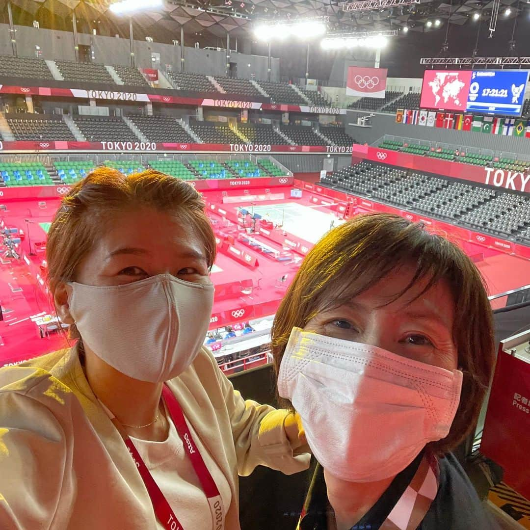 藤井瑞希さんのインスタグラム写真 - (藤井瑞希Instagram)「・ ・ 手に注目‼️‼️ ・ 小顔な先輩を手で前に押し出す後輩☺️ ・ 怒らず笑ってくれる優しい先輩で良かったです💓笑 ・ ・ #陣内貴美子　先輩 #バドミントン」8月4日 20時14分 - bdmntnfujiimizuki