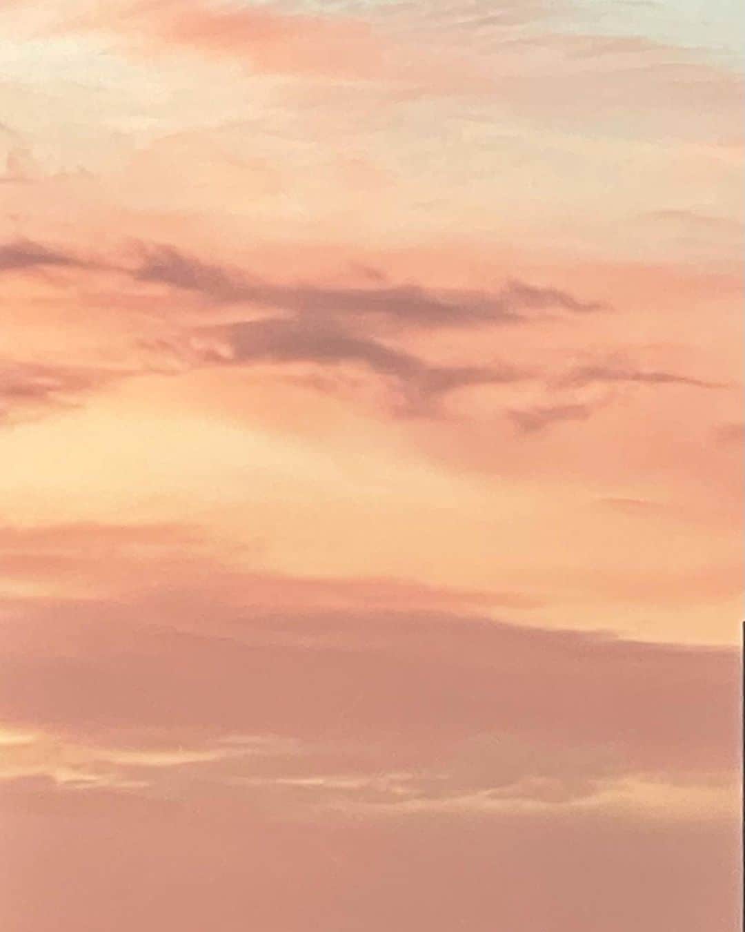 阿部紫夕那さんのインスタグラム写真 - (阿部紫夕那Instagram)「. 最近の綺麗な夕空を共有🌇❤︎ 夏は嫌いだけど夕日が綺麗なのは好き❤︎（笑） みんなは何枚目の空が好き？🤔 私は6枚目がなんだか不思議な感じで好きだなぁ😌❤︎ . #sunset #sky #beautifulsky #beautifulsunset #夕日 #夕焼け #夕空」8月4日 20時15分 - shunatan317