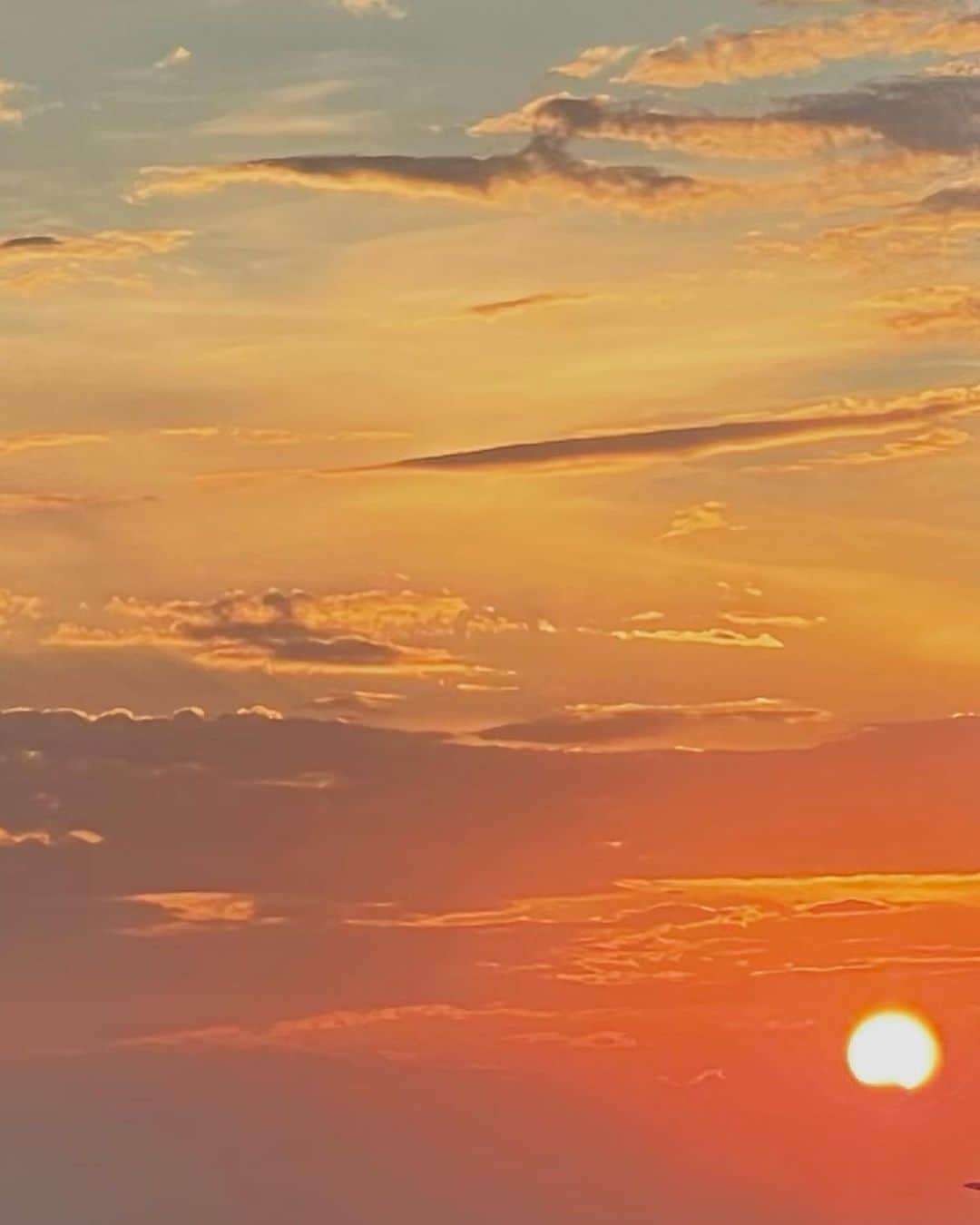 阿部紫夕那さんのインスタグラム写真 - (阿部紫夕那Instagram)「. 最近の綺麗な夕空を共有🌇❤︎ 夏は嫌いだけど夕日が綺麗なのは好き❤︎（笑） みんなは何枚目の空が好き？🤔 私は6枚目がなんだか不思議な感じで好きだなぁ😌❤︎ . #sunset #sky #beautifulsky #beautifulsunset #夕日 #夕焼け #夕空」8月4日 20時15分 - shunatan317