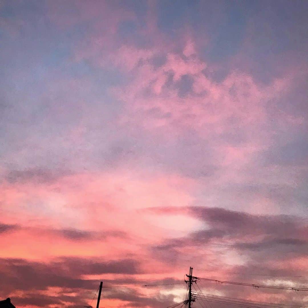 堀田真由さんのインスタグラム写真 - (堀田真由Instagram)「・ みなさん今日もお疲れ様でした♡ 母が送ってくれた空の写真。 広い空で繋がっていて1人じゃないなって 温かい気持ちになりました。 明日も頑張ろうね☺︎」8月4日 20時15分 - mayuhotta