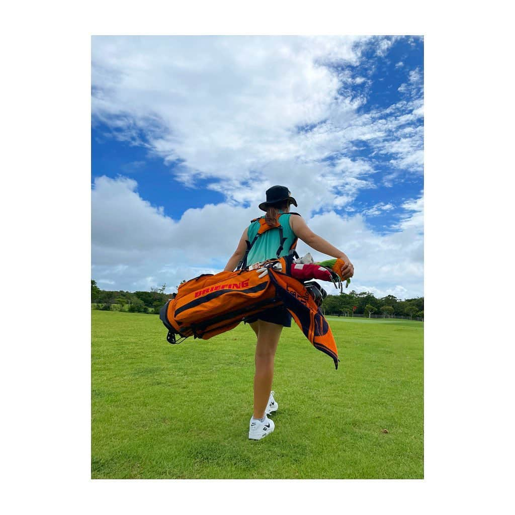 宮里美香さんのインスタグラム写真 - (宮里美香Instagram)「** Blue sky in Okinawa🌺  久しぶりに担いでショートコースをラウンド⛳️ 練習の時は、@briefing_official さんのスタンドバッグを使ってます！ このオレンジカラーがお気に入り🧡  #golf #bluesky #okinawa  #briefing #briefinggolf #briefingbag  #orange #golfbag  #沖縄の空 #とっても綺麗  #久しぶりに #担いで #ショートコース  #ブリーフィング #ブリーフィングゴルフ  #ブリーフィングバッグ #オレンジ」8月4日 20時28分 - mikamiyazato_official