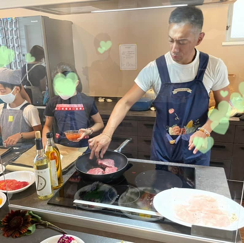 市川海老蔵 （11代目）さんのインスタグラム写真 - (市川海老蔵 （11代目）Instagram)「They ate a lot and are so satisfied😆❤️ * 沢山食べて 二人は満足😆❤️  #市川海老蔵 #海老蔵 #成田屋 #歌舞伎　 #成長記録 #子育てぐらむ #子供のいる暮らし #子どものいる暮らし #子育て日記 #children #childphotography #daughter #son #ABKAI #ABMORI #ebizoichikawa #ebizo #kabuki #thunderparty #ebizotv #theater #theaterarts #actor #japan #classic」8月4日 20時35分 - ebizoichikawa.ebizoichikawa