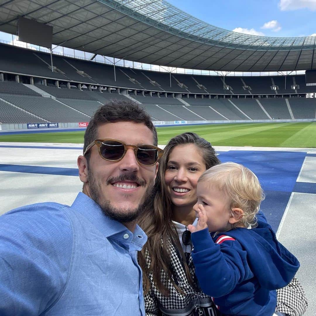 ステヴァン・ヨヴェティッチのインスタグラム：「Our new home 🔵⚪️ @olympiastadionberlin @herthabsc #HaHoHe」