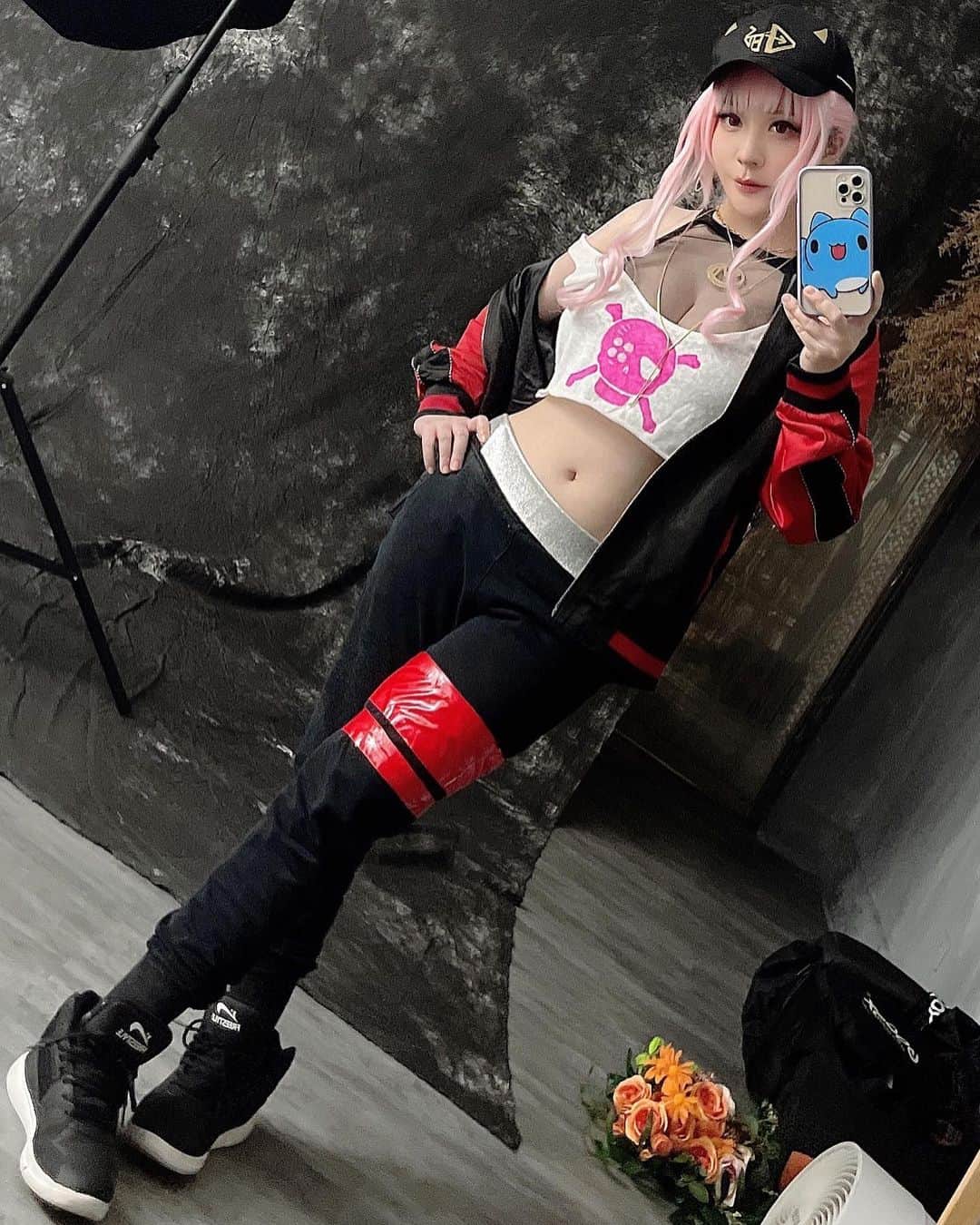 千尋さんのインスタグラム写真 - (千尋Instagram)「新刊準備中❤️❤️ New photobook❤️ 晚上22:00會在浪直播喔❤️  #MoriCalliope #cosplaygirl」8月4日 21時08分 - chihiro_chang