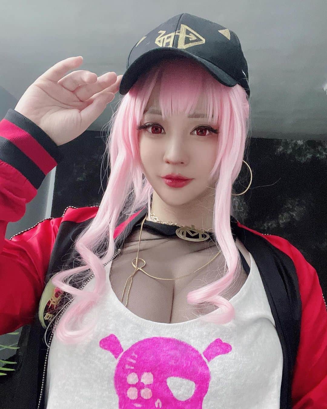 千尋のインスタグラム：「新刊準備中❤️❤️ New photobook❤️ 晚上22:00會在浪直播喔❤️  #MoriCalliope #cosplaygirl」