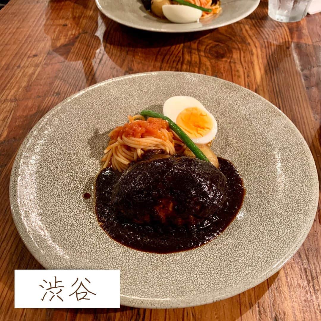 牧村里奈さんのインスタグラム写真 - (牧村里奈Instagram)「🍽君のハンバーグが食べたい / 渋谷 . 5月末にオープンした、ランチの時間にだけ現る話題のハンバーグ屋さん🥩 メニューはトリュフデミグラスソースハンバーグだけという勝負にでた(?)お店です🤔 . お店はのんべい横丁の一角の地下にある隠れ屋的なお店で最初見つけられなかった…！看板がお店の前に出てるのでそれを目印にしてください👀 店内はオシャレな雰囲気なのでデートにもぴったりだと思います☺️❤️ . ✔︎ トリュフデミグラスソースハンバーグ ¥1650 肝心なハンバーグはというと、肉汁ブッシャー系ではなく肉感強い食べ応えばっちりのハンバーグ🤤店内にまで広がるほどトリュフが香るソースが唯一無二感あってまた美味しいのよ、、 個人的には添えられたパスタも素敵な役割を果たしてた✨ 1650円って高級ランチだな〜って思ったけど、めちゃくちゃボリューミーだしご飯おかわり無料だし満足度はばっちり🙆‍♀️ちなみにご飯おかわりするとご飯のお供をサービスしてくれるの！(一杯目が少なめに盛られているのが優しさ感じた) サービス含め素敵なお店でした🥺 . #渋谷 #渋谷ランチ #東京ランチ #洋食ランチ #ハンバーグ」8月4日 21時14分 - m_rina28