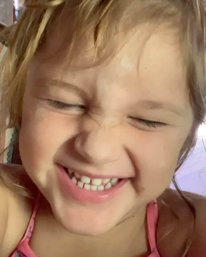 Yanna Lavigne 稲垣アンのインスタグラム：「BOM DIA! No Hebe recebe de hoje temos a participação da tia @_gabigissoni !!! Marque sua amiga que vai amar esse programa!」