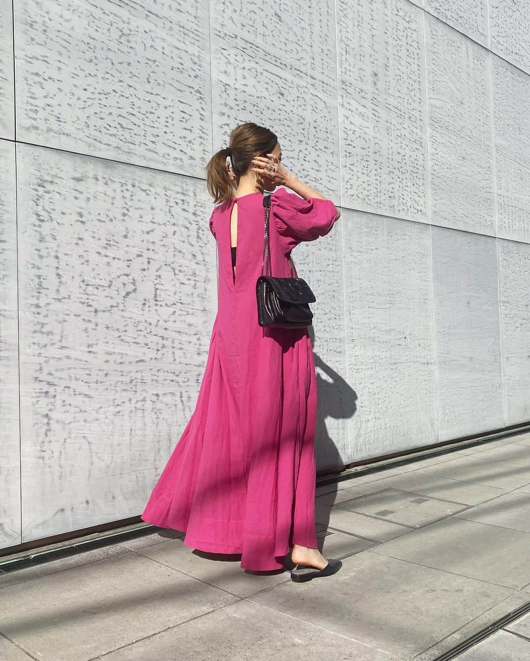 田中里奈さんのインスタグラム写真 - (田中里奈Instagram)「ピンクな日。まぶしくてしかめっ面。 春頃から欲しくて彷徨ってたピンク色のワンピース、TADOのワンピースに落ち着きました💓  ・ワンピース… @tado____  ・パンプス… @manoloblahnik  ・バッグ… @ysl   最近は、前だったら着ない色、着ない形のお洋服を着るのが楽しい気分♥  #rina_outfit ←コーデはこちらにまとめてます #tado #ワンピース #大人カジュアル #コーディネート」8月4日 21時42分 - tanakaofficial