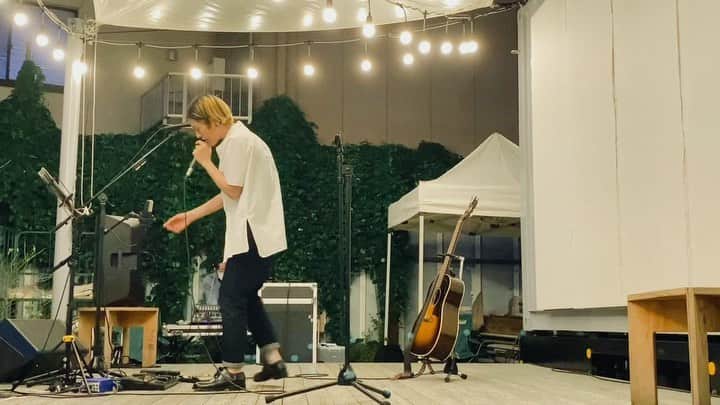 見田村千晴のインスタグラム：「下北線路街 空き地にて、「Marking」アウトストアイベントでした。 気をつけながら、気を遣いながら、来てくれた方、ありがとうございました。 野外で歌うのは久々、今日は一段と気持ちが良かった。  迷いながらの一挙手一投足。 #見田村千晴マーキング」
