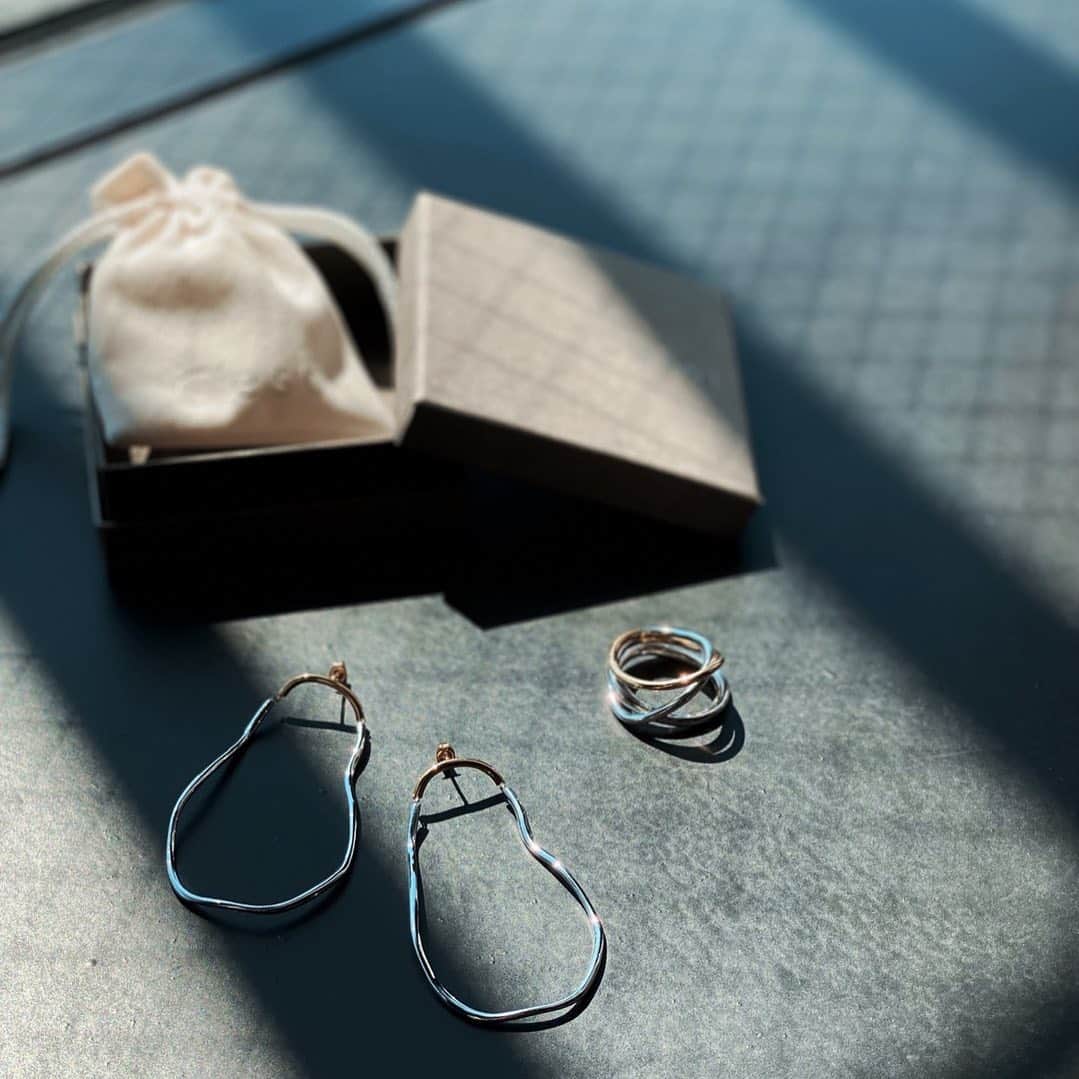 urakoのインスタグラム：「. 新しく仲間入りしたjewelryは @saaariii の手掛ける @cesoi_jewelry  . . 繊細だけど絶妙な曲線が素敵で コーディネートに馴染むけど しっかりと存在感もあるjewelry💍 シルバーとゴールドのコンビなのもつけやすくてお気に入り🥰 . . #セソワ #jewelry」