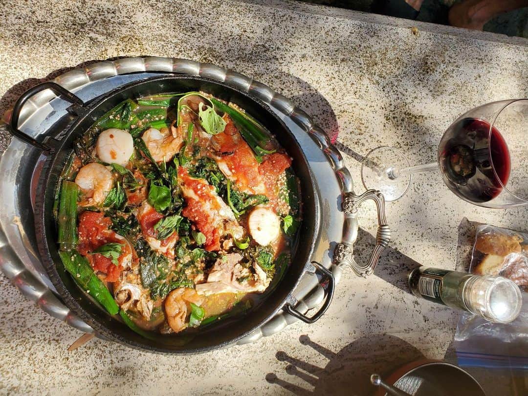 桃井かおりさんのインスタグラム写真 - (桃井かおりInstagram)「のどぐろでブイヤベース❗‼️+ホタテ+海老❗‼️❗‼️めちゃくちゃ美味し。 のどぐろの骨に苦戦するも譲れないこの魚の美味さ。 ホールトマトと、ワインでコトコト。絶対やってみるべき！#かおり飯 #la暮らし」8月5日 8時04分 - kaori_momoi