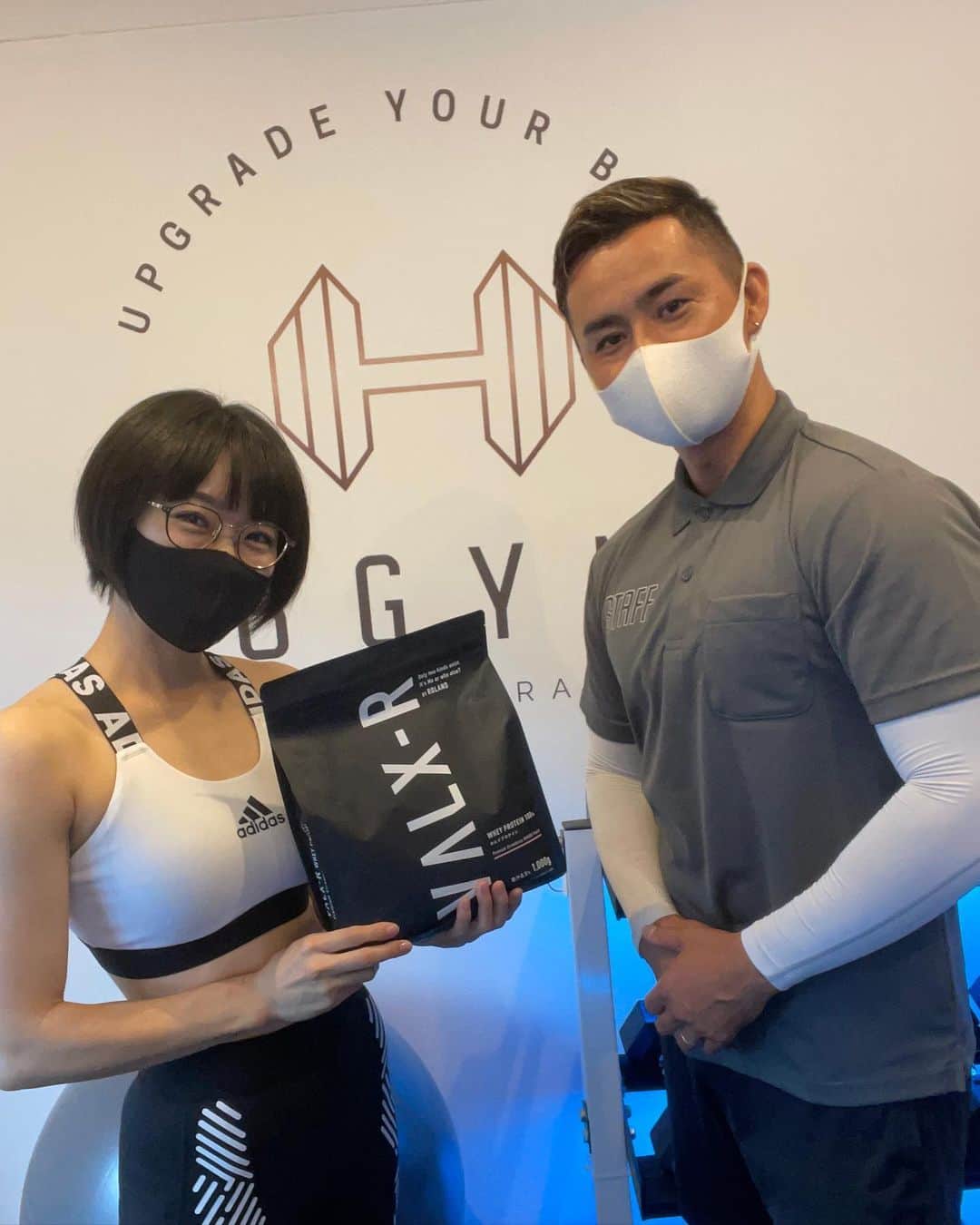 時東ぁみさんのインスタグラム写真 - (時東ぁみInstagram)「至福の時…♡ ・ トレーニング後のプロテインタイムって、なんであんなに幸せなのだろう…w 飲んでるのはROLAND×VALXのプレミアムストロベリーあまおう+苺+豆乳 最高の組み合わせ🍓 ・ このプロテインいただいたから家で飲むのも楽しみだなん♡ ・ #時東ぁみ #六本木 #西麻布 #8gym #トレーニー #パーソナルトレーニング #完全個室  #トレーニング #training #筋トレ #筋トレ女子 #workout #ワークアウト #トレーニングウェア#trainingwear #成長記録 #モテる体 #いつでも脱げる身体  #プロテイン #protein #roland さん #ローランド さん #山本義徳 先生 #コラボ  #valx #valxプロテイン #valxr #あまおう #🍓 #至福の時間」8月5日 8時35分 - amitokito