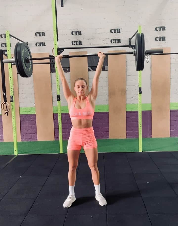 Jessica sayonara maierのインスタグラム：「ja comecei minha preparação para as Olimpíadas em 2028, agora no levantamento de peso 😅😅😅 rsrs  50 kg pra cima 💪🏼 amo um desafio ❤️  @marcelo_orsi  @raiz.ct  @beach.andbeach   #weigthlifting #cleanandjerk #womanpower #strongwoman」