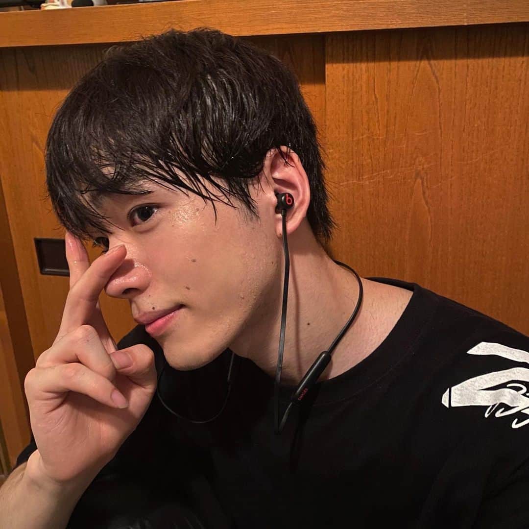 豊田賢太のインスタグラム：「投稿お久し、休んでたらお母さんが撮ってきてた🤣」