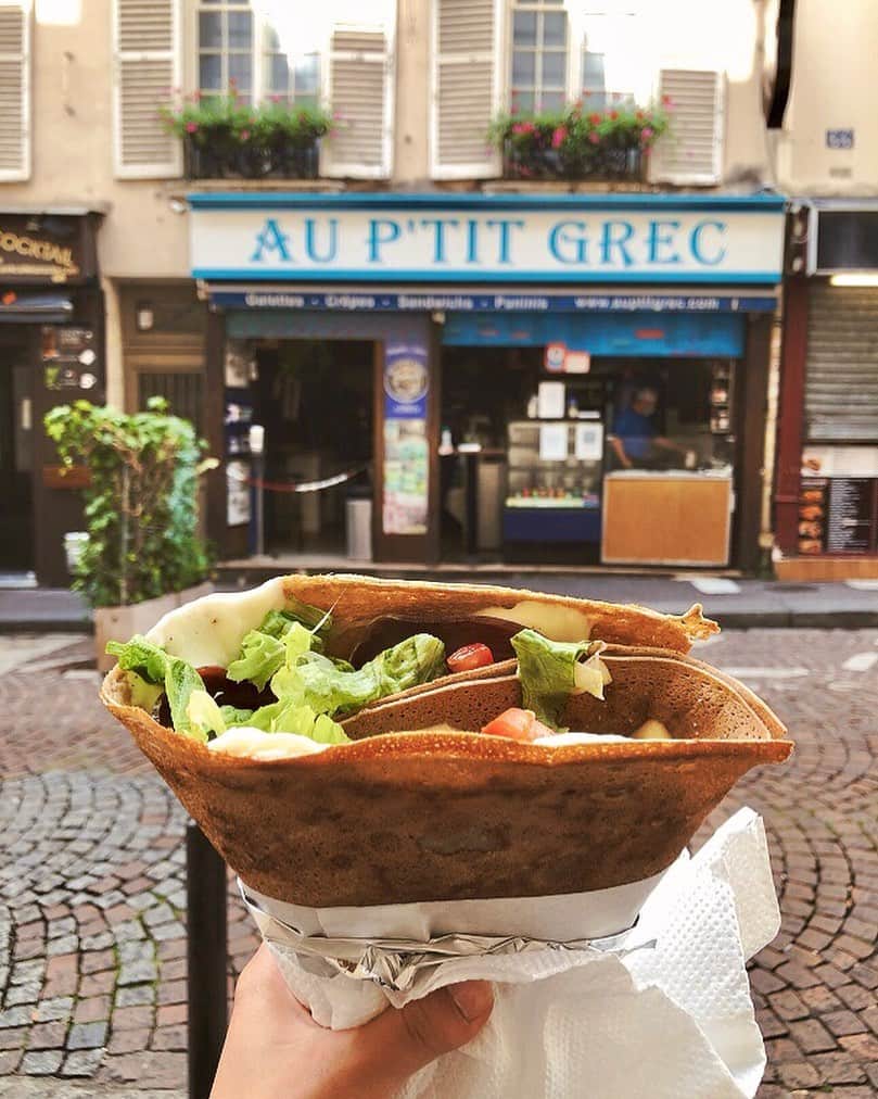 谷山響のインスタグラム：「La Galette du chef👨‍🍳  Avec beaucoup de salads et fromages🤤 L'extérieur de la galette est cuit jusqu'à ce qu'il soit croustillant, donc quand on la mange toute fraîche, c’est trop bon!!」
