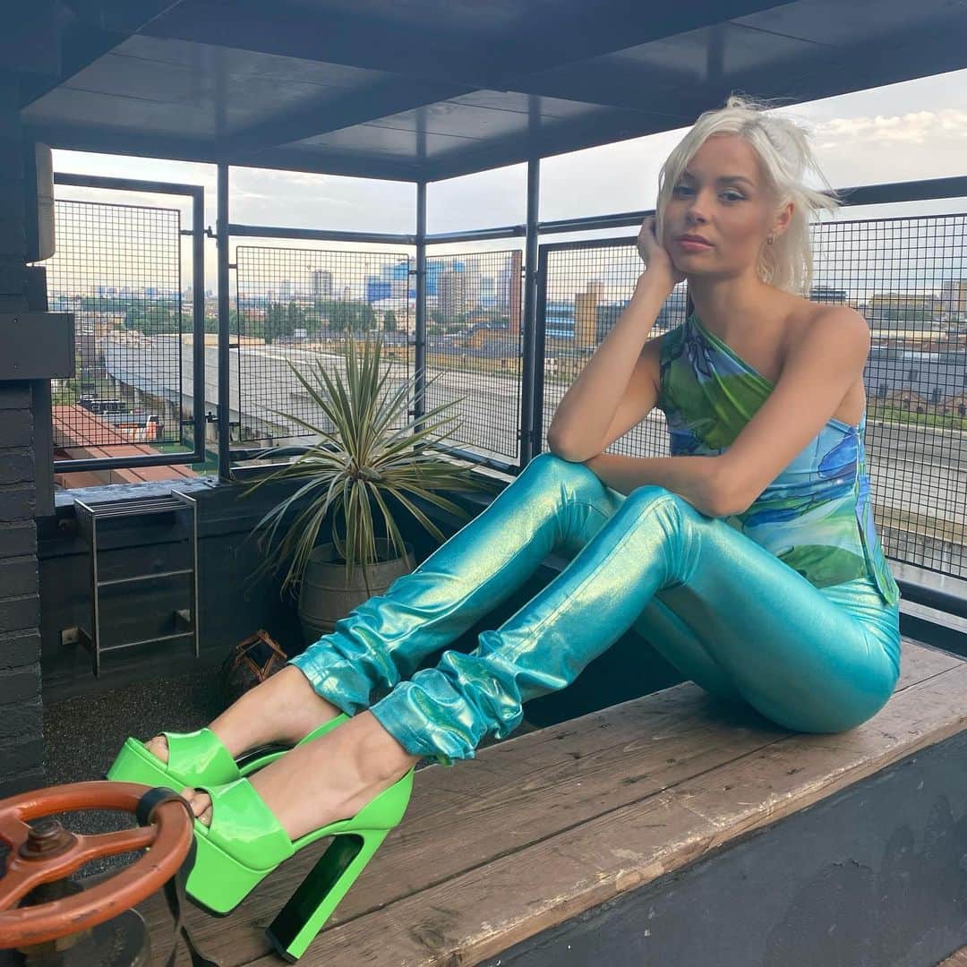 ニーナ・ネスビットさんのインスタグラム写真 - (ニーナ・ネスビットInstagram)「shock me like an electric eel styled by @karenclarkson」8月5日 1時08分 - ninanesbitt