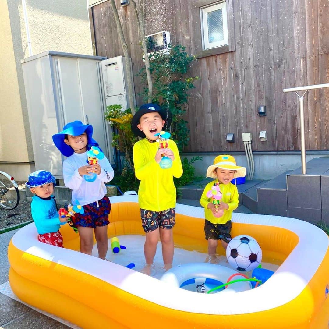 村主章枝さんのインスタグラム写真 - (村主章枝Instagram)「It’s summer time😊 Nephews and friends enjoying mini pool. 夏ですね。まだ、規制などありますが、皆さんは、どんなことをしていますか？ #summertime」8月5日 1時20分 - fumie.suguri