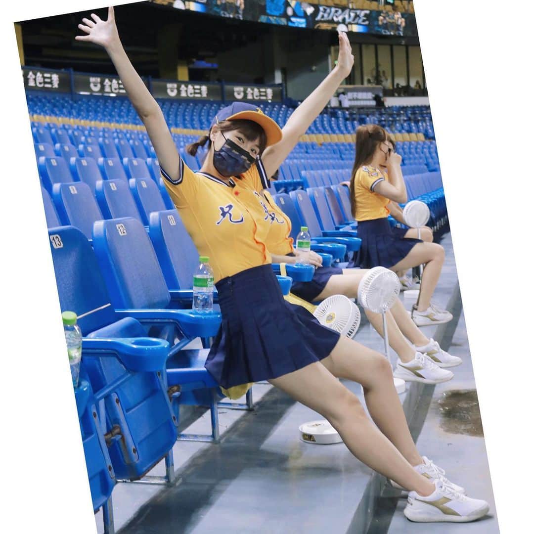 峮峮さんのインスタグラム写真 - (峮峮Instagram)「M7啦‪ꔛ‬⋆͛📢⋆ 又是一個快樂寶拉日～ 開開心心的啦啦啦⸝⸝⸝`߮߰🖤߮߬ ⃕ - #山君球場日常」8月5日 1時22分 - qun_04