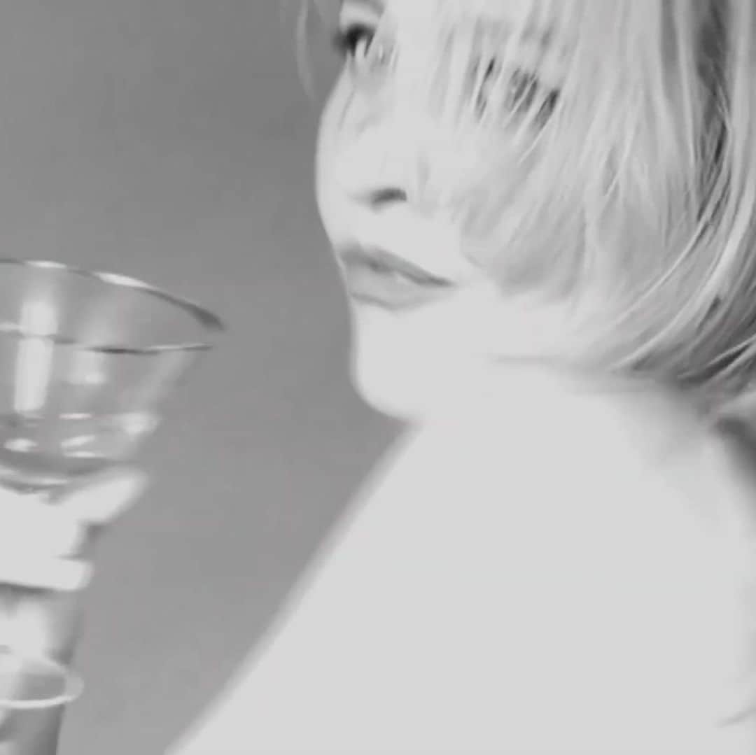 ケリス・ドーシーのインスタグラム：「HEAD GONNA HURT by @near_tears !!!!!!!!!  shot some of the footage for her new music video ❤️‍🔥❤️‍🔥 forever in awe of this smoke show genius. she’s the artist and the muse all in one.  link in bio! go stream head gonna hurt! byeee」