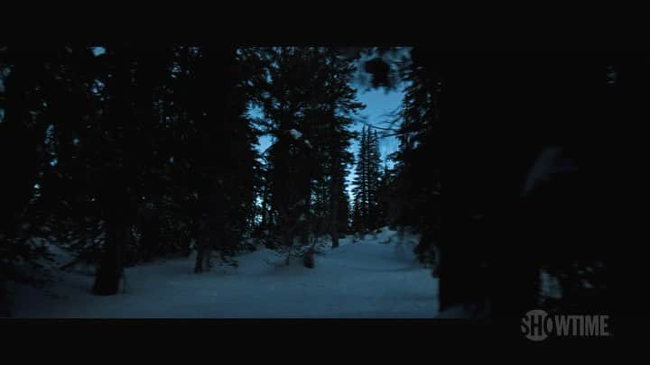 コートニー・イートンのインスタグラム：「Out in the wilderness 🐇  @showtime #yellowjackets」