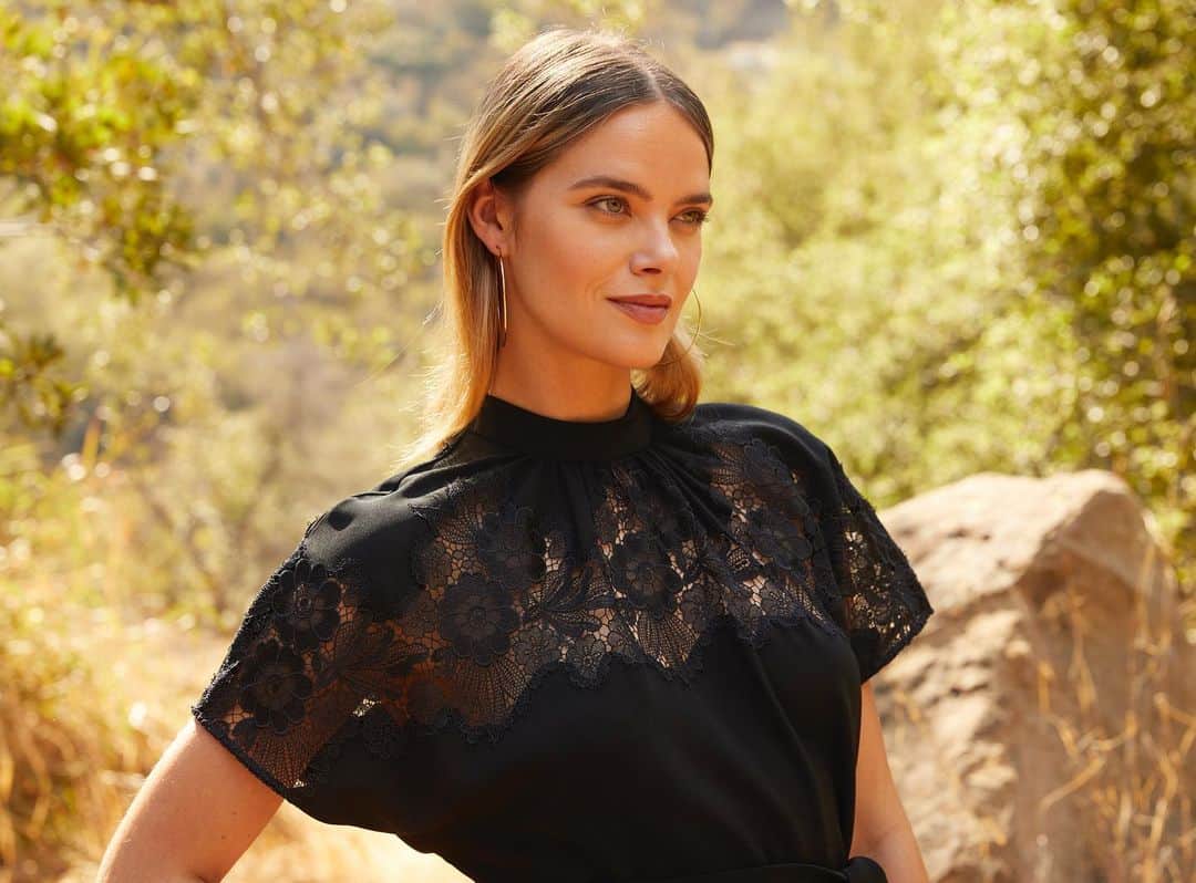 レラローズのインスタグラム：「Give your favorite LBD a much-deserved update. Floral Guipure Lace Blouson Bodice Midi Dress」