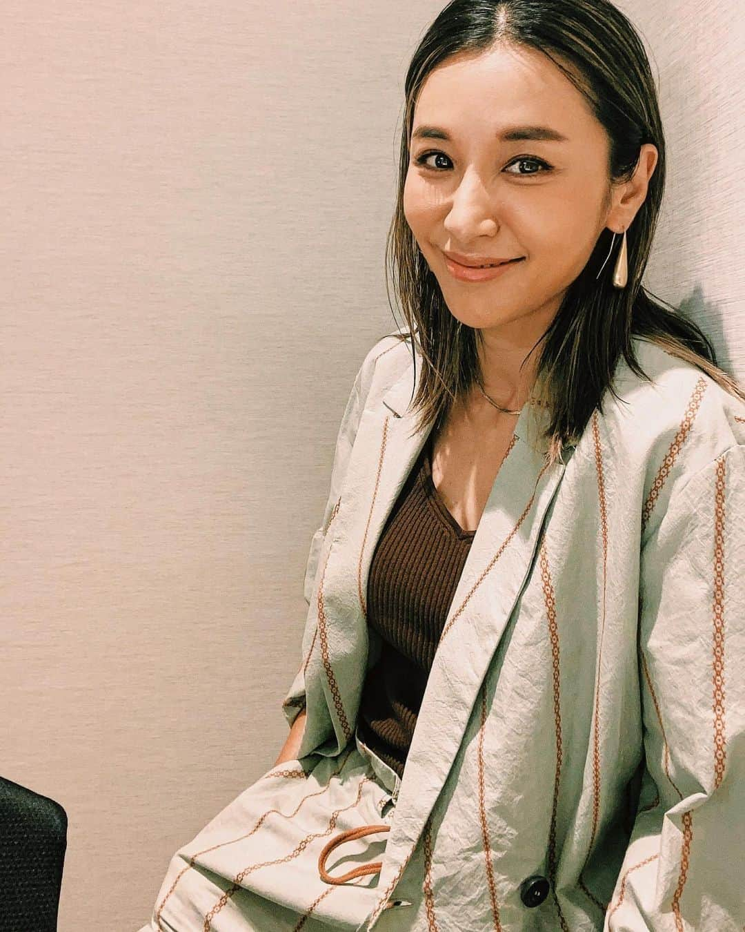 鈴木紗理奈さんのインスタグラム写真 - (鈴木紗理奈Instagram)「今日は㊙︎衝撃ファイルの収録〜 この夏なりたかった小麦肌完成❤️ もうちょい焼きたい。 ビーチ焼けじゃなくて チャリンコ焼けやで😎🤙わよーい  #紗理奈流styling ジャケット　パンツ @alysiofficial ピアス @refaire.tokyo」8月5日 16時37分 - munehirovoice