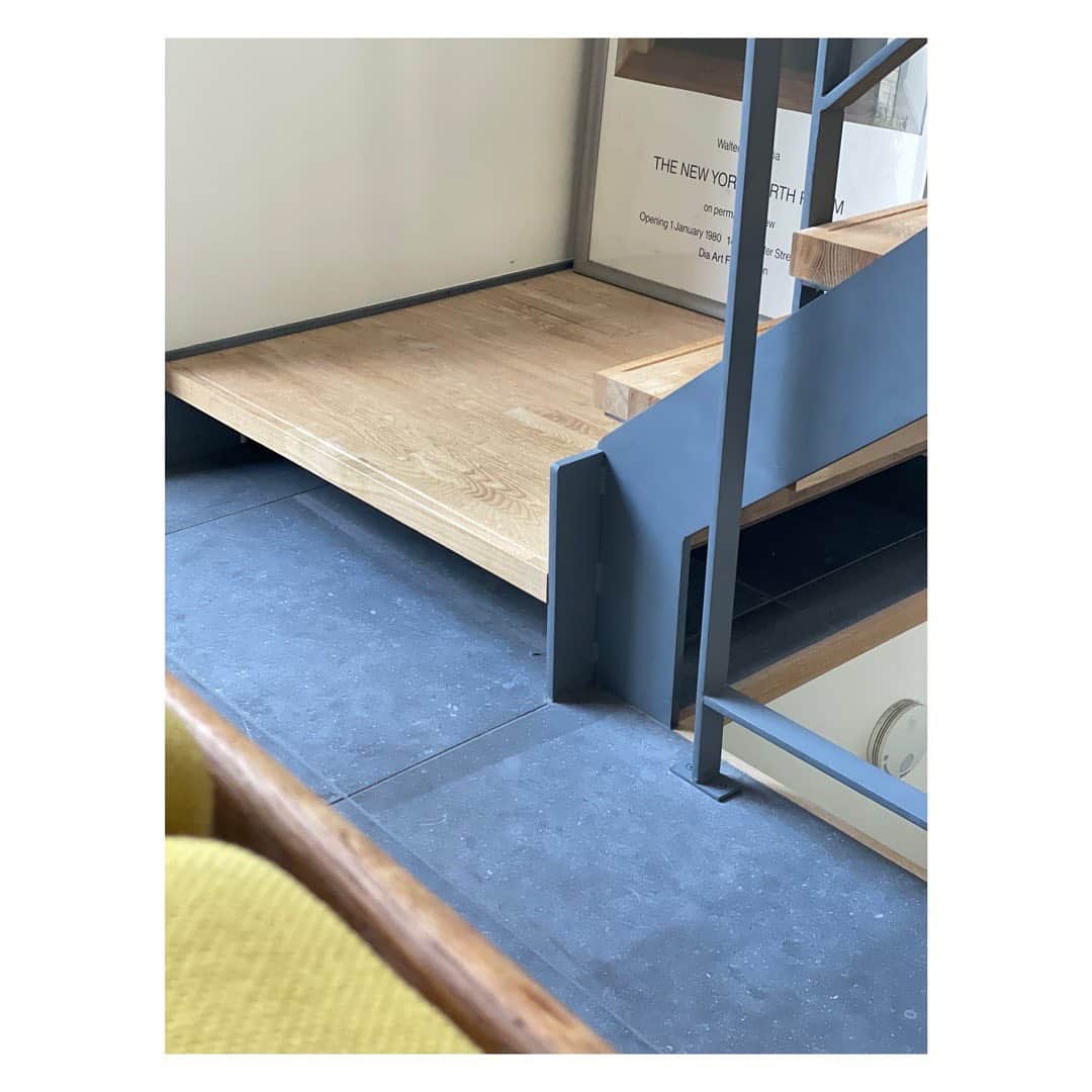 のインスタグラム：「・ 鉄と木とタイルと。 夏はタイルがひんやりして気持ちいい。 ゴロゴロしてたソファから。  #d_home #myhome」