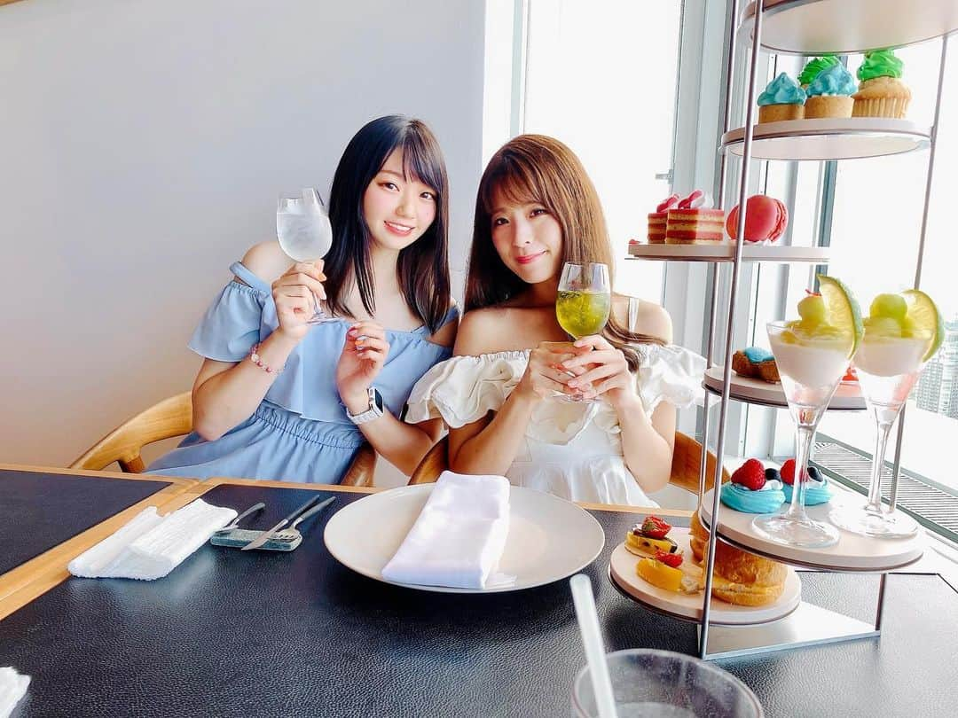 加藤恵里奈のインスタグラム：「ケーキ🍰♡   先月行ったからだいぶ前の写真だけどアフタヌーンティー🫖めちゃくちゃオシャレなお店だったー！！！  同じフロアでDC展やってて、ケーキもアメコミカラーでめちゃ可愛いかった😍💕  #ケーキ  #アフターヌーンティー  #スイーツ  #六本木ヒルズ  #展望台  #ジョーカー   #cake  #sweets #afternoontea   #DC  #dccomics  #joker  #comics」