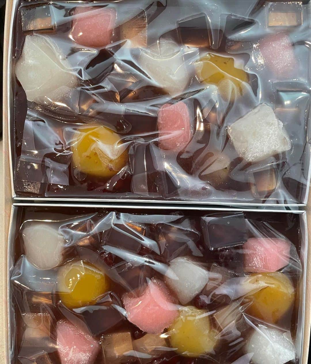 ギャル曽根のインスタグラム：「最近お取り寄せにハマっています。 ラヴィットの影響だなぁ。🤤 ちなみにこれはあんみつ羊羹です❣️✨ #お取り寄せ」