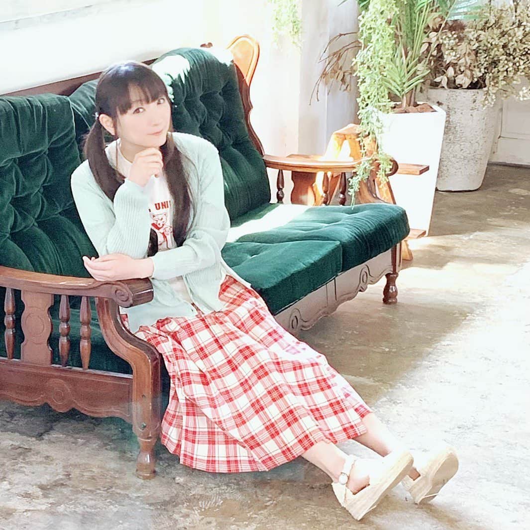 堀江由衣さんのインスタグラム写真 - (堀江由衣Instagram)「.  夏休み記念その17♪  ニュータイプ連載撮影の時の写真です♪  赤と薄い緑の組み合わせが、いつかのセブサマのTシャツを思い出します（笑）」8月5日 16時58分 - yuihorie_official