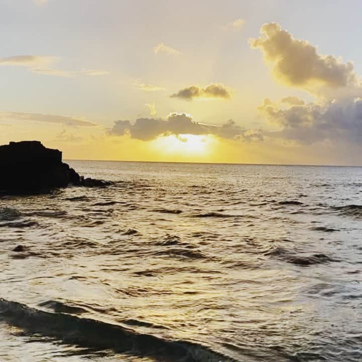 Mieのインスタグラム：「波の音と夕陽を皆さまに🧡 動画を観ながら 息をおーきく鼻から吸って、肺を大きく膨らまして、ゆっくり息を吐いてね😍 10秒リセット完了🧡」