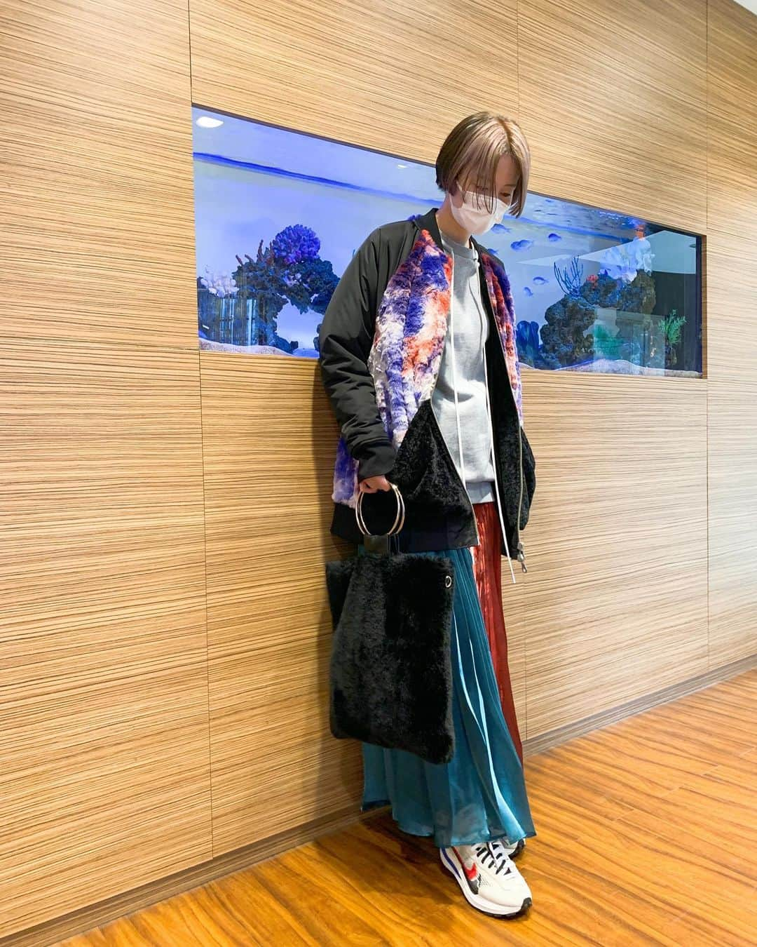 宮島咲良さんのインスタグラム写真 - (宮島咲良Instagram)「ㅤㅤㅤㅤㅤㅤㅤㅤㅤㅤㅤㅤㅤ #私服戦隊ミヤジマン  アウターもバッグももこもこもこ😋 ㅤㅤㅤㅤㅤㅤㅤㅤㅤㅤㅤㅤㅤ outer: @noid_official #noid  bottom: @un3d_official  sneakers: @sacaiofficial #sacainike #sacaixnike  bag: @elendeek #elendeek  ㅤㅤㅤㅤㅤㅤㅤㅤㅤㅤㅤㅤㅤ #ジェンダーレスコーデ #派手服 #派手コーデ #派手髪女子 #派手髪ショート #ボーイッシュコーデ  #ootd #宮島咲良 #ミヤジマン #ぼっち戦隊ミヤジマン」8月5日 17時09分 - sakura_miyajiman