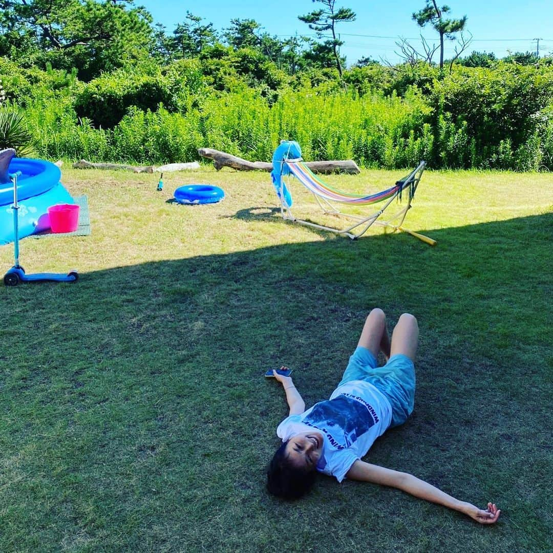 板谷由夏 さんのインスタグラム写真 - (板谷由夏 Instagram)「夏ですよ。半端ない暑さですよ。 どーなんだ、これ。 友人宅でちびたちとマジで遊んだら へばった母の図。 オリンピック、空手がいよいよ始まって 空手男子たちの熱がすごい。 リビングが熱気と暑さでクラクラ😵‍💫」8月5日 17時24分 - yukaitaya