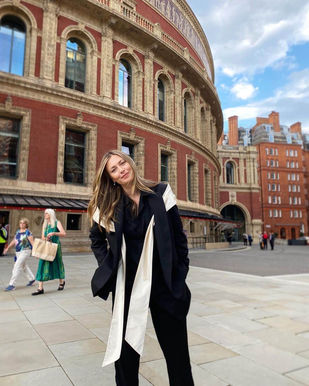 マリア・シャラポワのインスタグラム：「Live music 🎶, I’ve missed you. All these years visiting 🇬🇧 and finally seeing a performance at the @royalalberthall. 🎻🎷🎺」