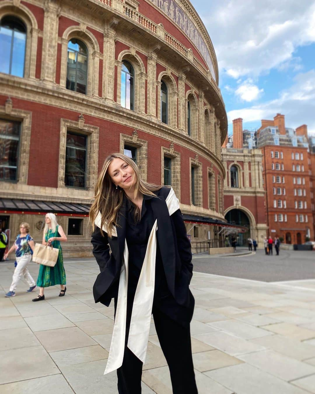 マリア・シャラポワさんのインスタグラム写真 - (マリア・シャラポワInstagram)「Live music 🎶, I’ve missed you. All these years visiting 🇬🇧 and finally seeing a performance at the @royalalberthall. 🎻🎷🎺」8月5日 17時24分 - mariasharapova