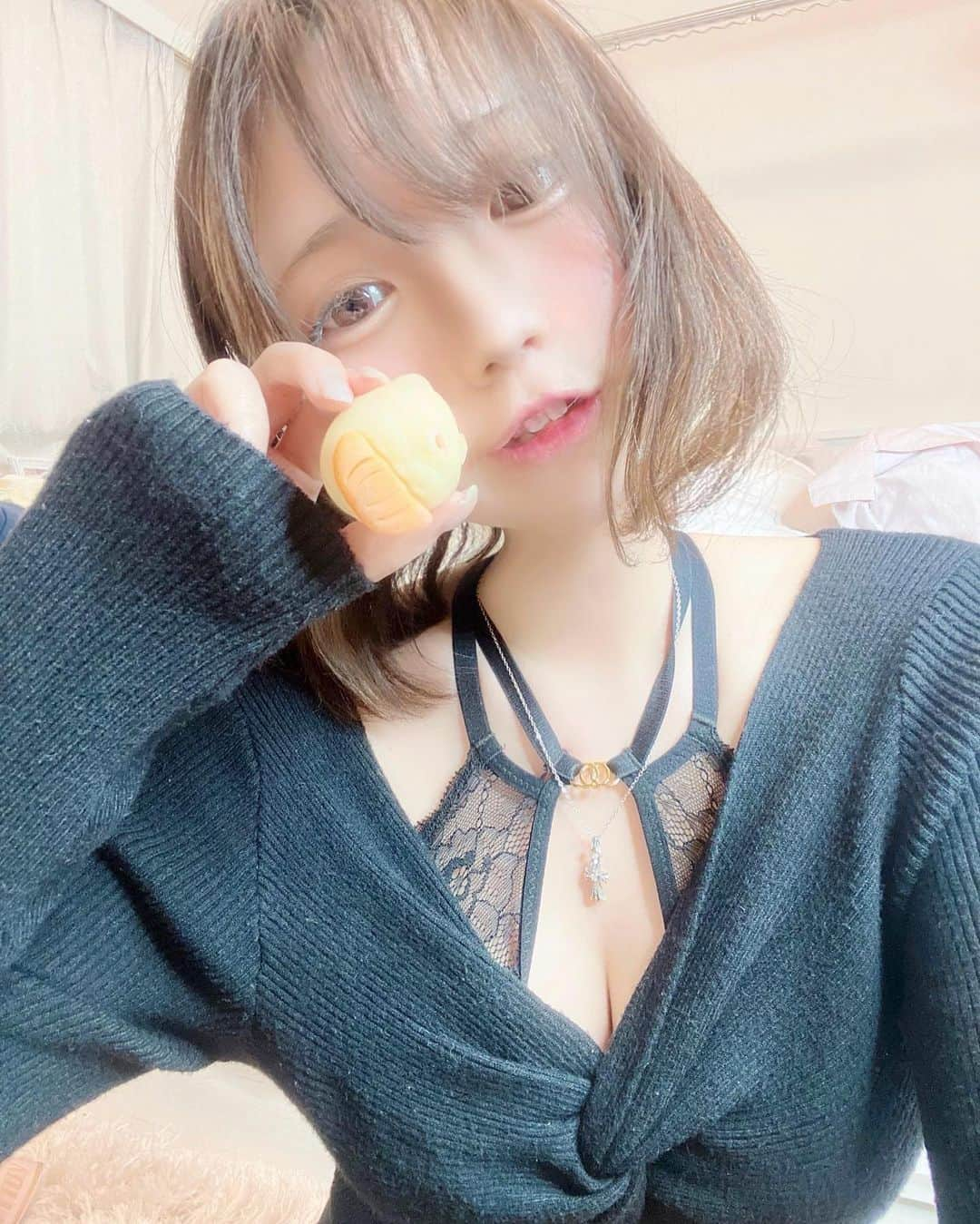 ゆーちゃんさんのインスタグラム写真 - (ゆーちゃんInstagram)「人を許せば許すほど  生きるのが楽になるし、 人を受け入れれば受け入れるほど 器が大きくなって、 心地よい毎日になり、周りに愛される人間になる🌸  見栄を張る、失敗を恐れて不安を持つ、 挑戦する前にブレーキをかける、 プライドが邪魔する、ものごとを斜めに構える、人を恨む、 こういうマイナスの感情に囚われる時間はもったいない！  優しさで殺せ。  ニーチェの言葉、その通り！  怒りや意地悪に優しさをぶつけられて返されるのは 不思議とぐうの音も出ないよね(・ω-｀；)笑  もちろん正面だけ見てても 偏った考えになってしまうから 色んな方面から冷静に、真摯に向き合いたいな😊  #すっぴん #言葉 #思ふ #自己啓発 #人間関係 #笑顔  #悩み #相談 #女神 #网红  #色気 #好吃 #动漫 #角色扮 #model #그라비아 #オススメ #心理学 #哲学 #心理 #前向き #ポジティブ #闘病 #入院中 #笑顔 #闘病日記 #治療 #持病 #ニーチェ #niche」8月5日 17時25分 - yurina_era999