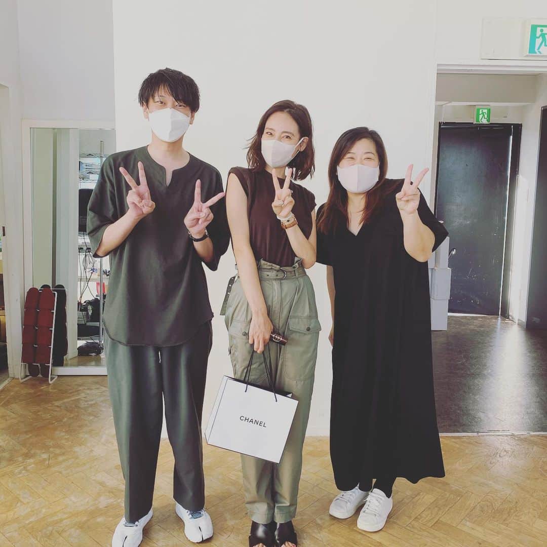 小泉里子のインスタグラム：「産後初めての撮影をしました。  久しぶりの現場は、感を取り戻そうと思っている間に終わってしまいました。笑  でも本当に楽しかった。 楽しかった時間は、あっという間でした。  母になり、写真に映る自分は何か変わったかな？ 自分では分からないけど、変わったのか変わってないのか、仕上がりが楽しみです。  今日は、今年中には発売したいと思っている書籍の撮影でした。 かれこれ、2年くらいやってますが、なにか。笑 引き続き頑張りたいと思います。  どうか、たくさんの人に読んでもらえる本になりますように。」