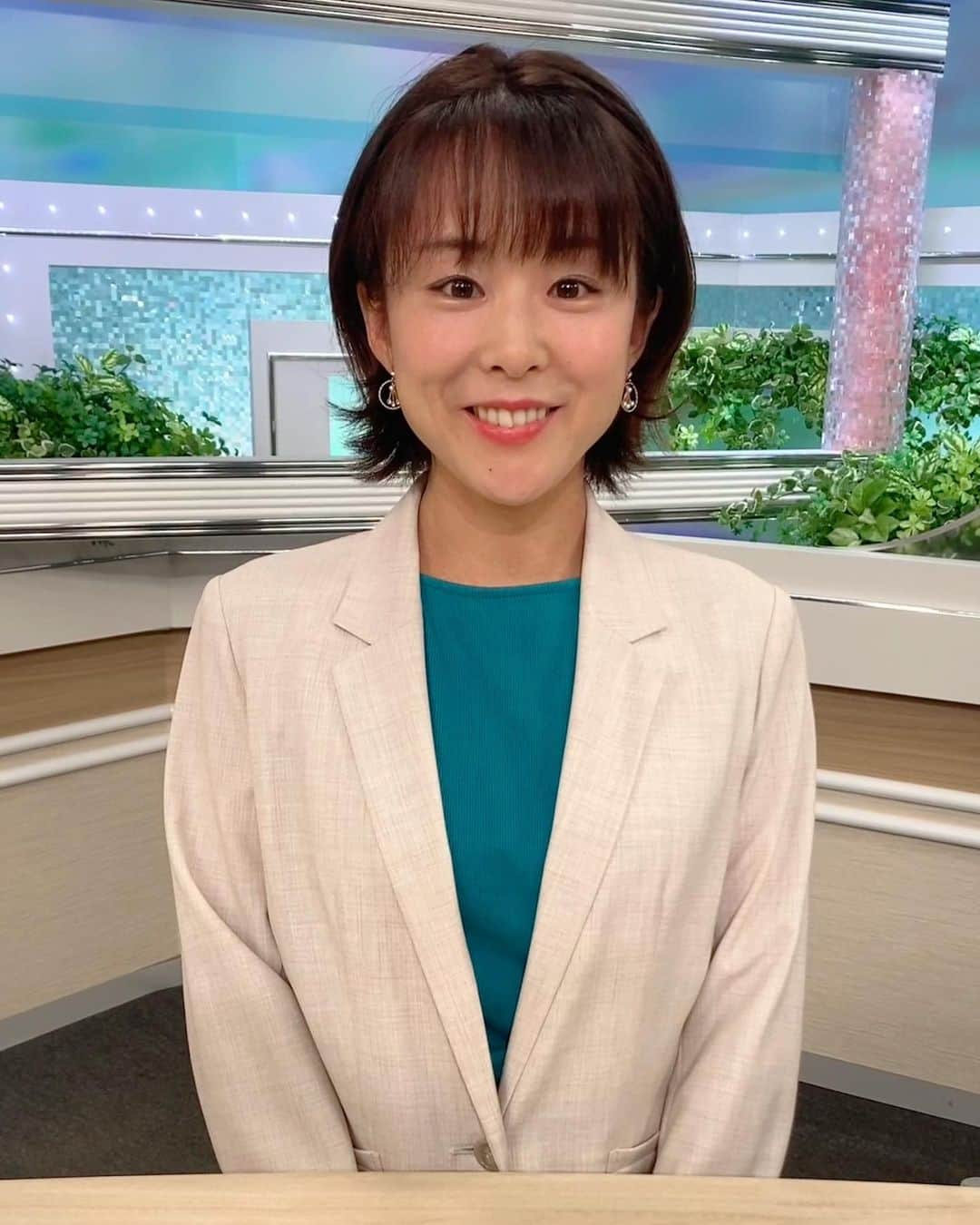 阿部真澄さんのインスタグラム写真 - (阿部真澄Instagram)「.  📺newsチバ 今週は火曜・水曜日を担当しました  衣装のジャケットとトップスは @whitejoola_official のものをお借りしました 素敵な衣装ありがとうございます♡  2枚目のトップスを見て 「アイスクリームみたいで美味しそう..🍨」と言うスタッフさん  確かにチョコチップにも見えるかも..🤤  無意識にアイスクリームを欲している..🤤  そんな暑い日々が続きますね どうぞご自愛ください  ちなみに私は白くまを冷凍庫にストックしています🍨  #アナウンサー#フリーアナウンサー#ナレーター#司会#司会者#キャスター#チバテレ#千葉テレビ#チバテレビ#newsチバ#千葉県#阿部真澄」8月5日 17時30分 - abe_masumi