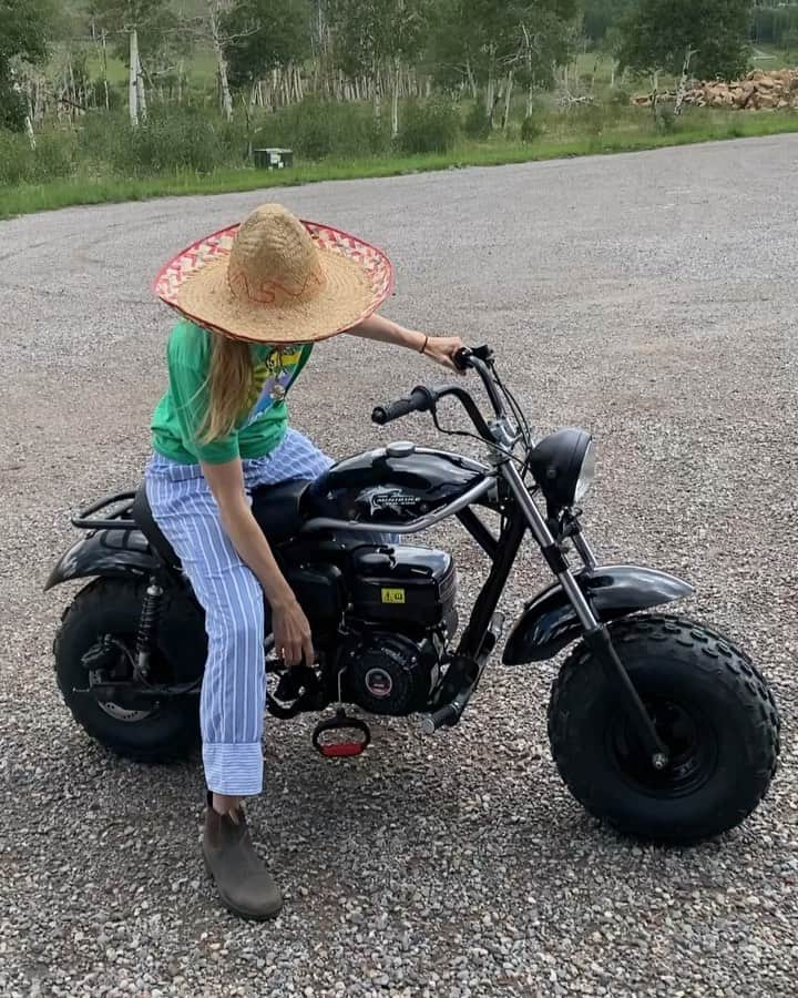 ヒラリー・スワンクのインスタグラム：「For Leo’s we have birthday weeks, not days! 🤣🦁 Any others Leo’s out there know what I’m talkin’ ‘bout?   #MyBirthdayRide 🏍 #Yeeeeehhhhaaaaa」