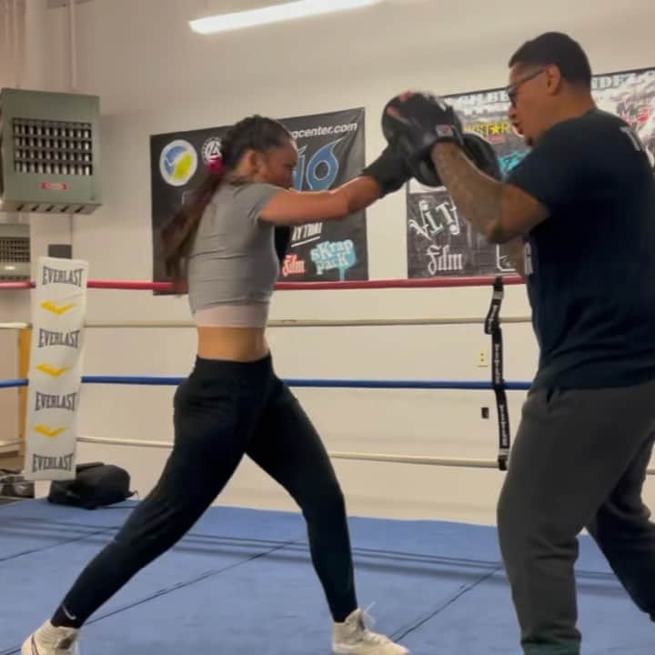 真珠・野沢オークライヤーのインスタグラム：「@escobar415 🗡📈  Posted @withregram • @escobar415 Everything my girl @shinju_auclair throws is mean 🔥🔥🔥🔥🔥 my boy @mbdoodle with the sick video!!!! #boxing #boxeo #health #fitness #fit #fitlife #mitts #mittwork #padwork #sanfrancisco #bayarea #boxinghype #boxingfanatik #pads #youth #dedication #motivation #discipline #hardwork #escobarboxing #dogshxt #cardio #defense #champion #wbc #usaboxing #showtime #fighter #combat #elniñotrainingcenter」