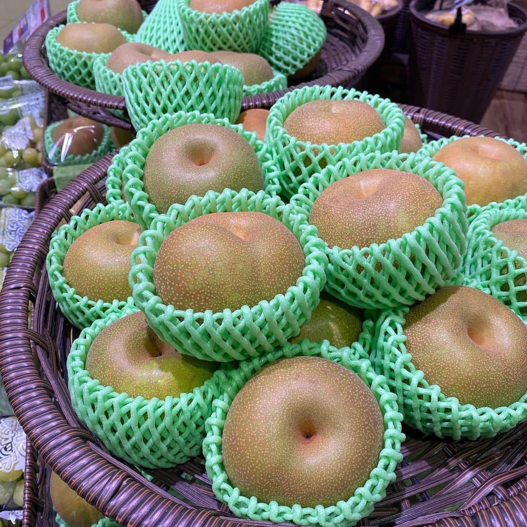 早見優さんのインスタグラム写真 - (早見優Instagram)「It’s Japanese pear season!! These pears are so juicy and delicious!  大好きな梨！ さくっ、ジューシー💕  #梨 #japanesepears  #japanesefruit」8月5日 10時29分 - yuyuhayami