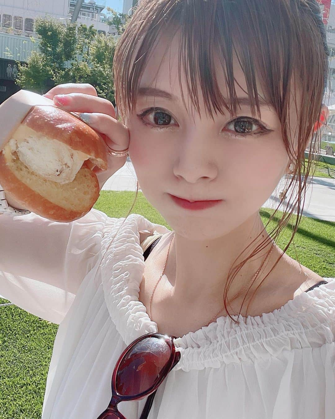 satomiさんのインスタグラム写真 - (satomiInstagram)「🍔🍔 ・ ・ LAで人気の「エッグスラット」🥚 () 渋谷店でテイクアウト🍔 ・ 宮下パーク屋上📍 picnic気分で楽しい🤍 たまごふわふわトロトロ🤤 お肉もうま〜✨🍽 ・ この時期限定のアイスバーガー🍨 →4枚目✨さいこーー！ ・ 📍 @eggslutjpn  https://www.flavorworks.co.jp/brand/eggslut.html ・  #eggslut渋谷 #渋谷グルメ　 #渋谷ハンバーガー　 #渋谷ランチ　 #渋谷カフェ　 #宮下パーク　 #グルメーガー　 #究極のエッグサンド　 #eggslut #エッグサンド #ハンバーガー #エッグスラット」8月5日 11時04分 - saatoomii47